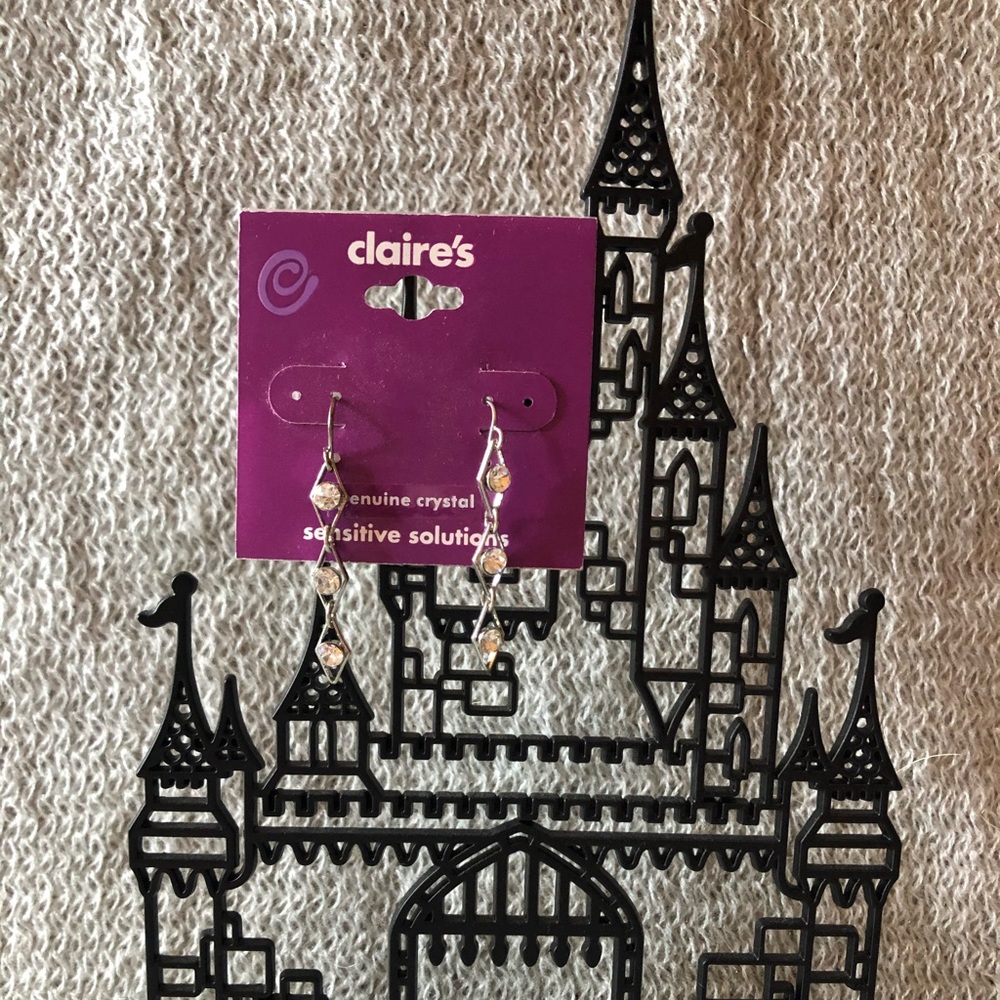 NWT 🏷 Claire’s Dangle Earrings